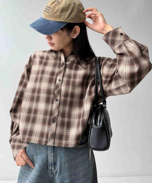 AS KNOW AS plus(アズノゥアズプラス)の「●サイドシャーリングリボンデザイン ビジューシャツ(シャツ/ブラウス・レディース・サックスブルー/ネイビー系/ブラック系/ブルー系/オフホワイト/ブラック系1/ブラウン系1/レッド系1/グレー系1・FREE)」の4枚目の写真