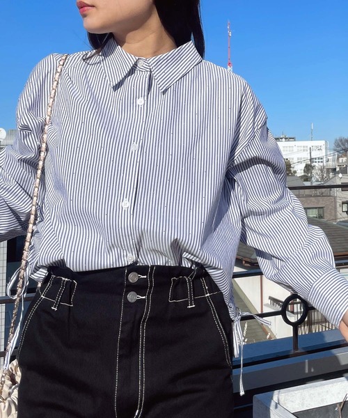 AS KNOW AS plus(アズノゥアズプラス)の「●サイドシャーリングリボンデザイン ビジューシャツ(シャツ/ブラウス・レディース・サックスブルー/ネイビー系/ブラック系/ブルー系/オフホワイト・FREE)」の4枚目の写真