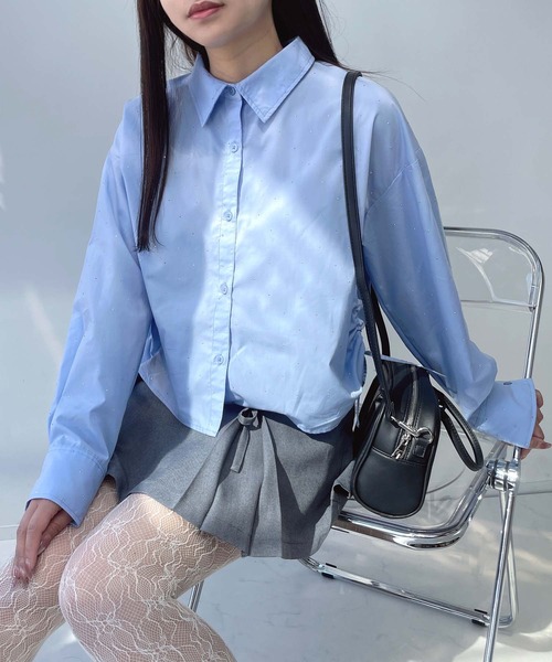 AS KNOW AS plus(アズノゥアズプラス)の「●サイドシャーリングリボンデザイン ビジューシャツ(シャツ/ブラウス・レディース・サックスブルー/ネイビー系/ブラック系/ブルー系/オフホワイト・FREE)」の3枚目の写真