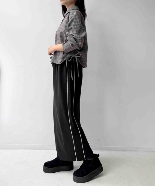 AS KNOW AS plus(アズノゥアズプラス)の「●サイドシャーリングリボンデザイン ビジューシャツ(シャツ/ブラウス・レディース・サックスブルー/ネイビー系/ブラック系/ブルー系/オフホワイト/ブラック系1/ブラウン系1/レッド系1/グレー系1・FREE)」の11枚目の写真