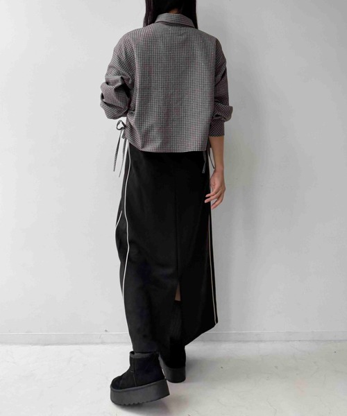 AS KNOW AS plus(アズノゥアズプラス)の「●サイドシャーリングリボンデザイン ビジューシャツ(シャツ/ブラウス・レディース・サックスブルー/ネイビー系/ブラック系/ブルー系/オフホワイト/ブラック系1/ブラウン系1/レッド系1/グレー系1・FREE)」の10枚目の写真