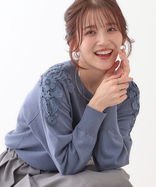 DRESKIP（ドレスキップ）の「肩レースが差をつける デザインニット（ニット/セーター・レディース・オフホワイト/ブルー系その他/グリーン系/ピンク系・01/02/03/04）」の3枚目の写真