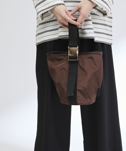 OUTDOOR PRODUCTS（アウトドアプロダクツ）の「OUTDOOR PRODUCTS × Firsthand/アウトドアプロダクツ 別注テープワンハンドルバッグ（ハンドバッグ・レディース・ブラウン/ブラック・ONE SIZE）」の12枚目の写真