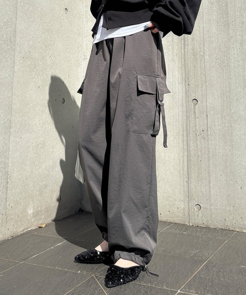 ISOOK(アイスー)の「【ISOOK / アイスー】2wayストレートカーゴパンツ / パラシュートパンツ ハイウエスト ルーズ ドロスト 総ゴム チャコール ブラック 黒 ZOZOTOWN限定(カーゴパンツ・レディース・チャコール/ブラック・FREE)」の2枚目の写真