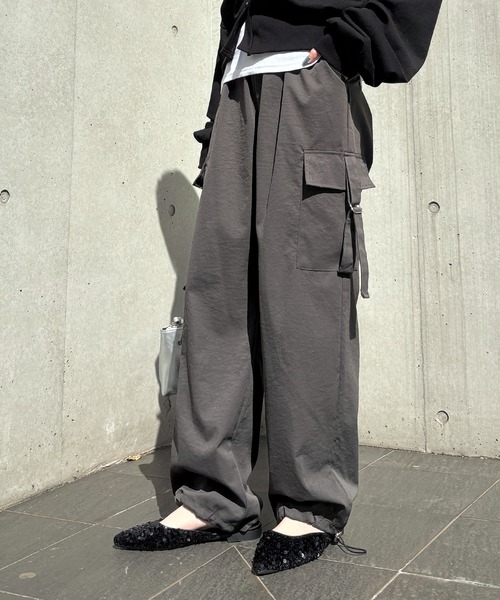 ISOOK(アイスー)の「【ISOOK / アイスー】2wayストレートカーゴパンツ / パラシュートパンツ ハイウエスト ルーズ ドロスト 総ゴム チャコール ブラック 黒 ZOZOTOWN限定(カーゴパンツ・レディース・チャコール/ブラック・FREE)」の3枚目の写真