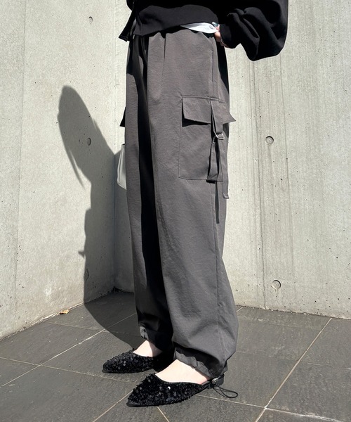 ISOOK(アイスー)の「【ISOOK / アイスー】2wayストレートカーゴパンツ / パラシュートパンツ ハイウエスト ルーズ ドロスト 総ゴム チャコール ブラック 黒 ZOZOTOWN限定(カーゴパンツ・レディース・チャコール/ブラック・FREE)」の18枚目の写真