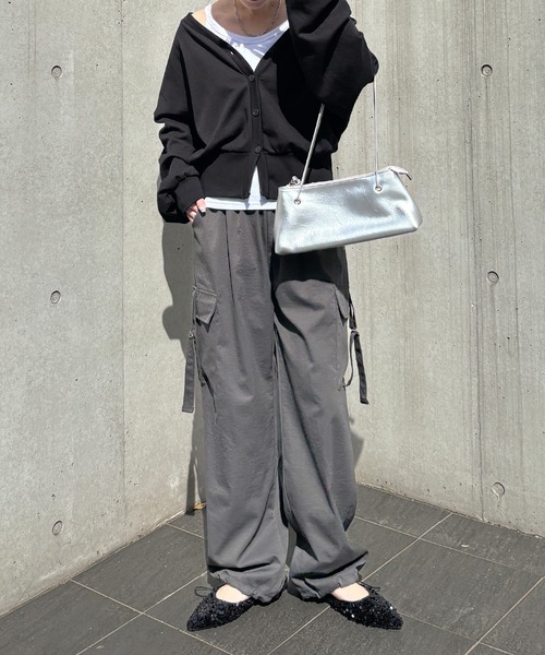 ISOOK(アイスー)の「【ISOOK / アイスー】2wayストレートカーゴパンツ / パラシュートパンツ ハイウエスト ルーズ ドロスト 総ゴム チャコール ブラック 黒 ZOZOTOWN限定(カーゴパンツ・レディース・チャコール/ブラック・FREE)」の6枚目の写真
