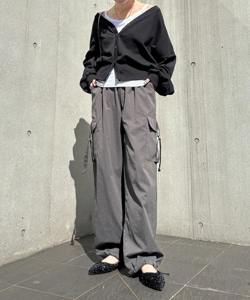 ISOOK(アイスー)の「【ISOOK / アイスー】2wayストレートカーゴパンツ / パラシュートパンツ ハイウエスト ルーズ ドロスト 総ゴム チャコール ブラック 黒 ZOZOTOWN限定(カーゴパンツ・レディース・チャコール/ブラック・FREE)」の4枚目の写真