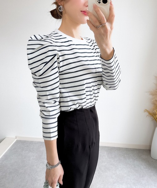 &. NOSTALGIA（アンドドットノスタルジア）の「【ZOZO限定】パワーショルダーカットプルオーバー（Tシャツ/カットソー・レディース・ホワイト×ネイビー/サックスブルー/ブラック/ホワイト・M）」の6枚目の写真