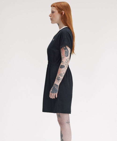 FRED PERRY(フレッドペリー)の「V-Neck Jersey Dress/Vネックジャージーワンピース(ワンピース・レディース・ネイビー・10/8)」の7枚目の写真