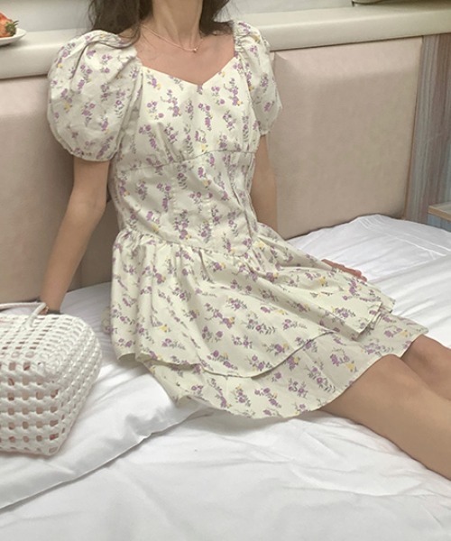 Mejoul（メジュール）の「小花柄スクエアネックフレアティアードミニワンピース（ワンピース・レディース・ホワイト・S/M/L）」の3枚目の写真