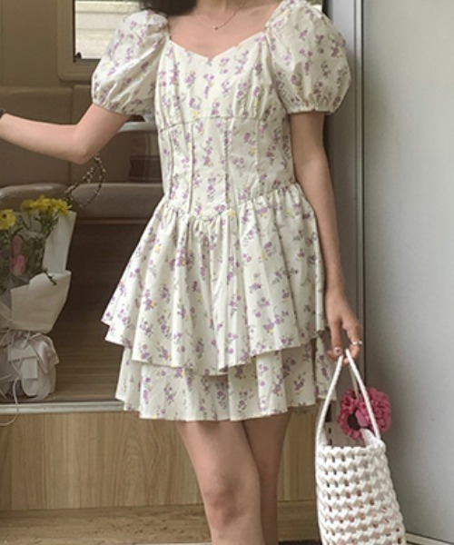 Mejoul（メジュール）の「小花柄スクエアネックフレアティアードミニワンピース（ワンピース・レディース・ホワイト・S/M/L）」の6枚目の写真