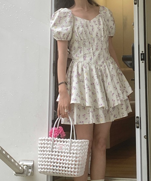 Mejoul（メジュール）の「小花柄スクエアネックフレアティアードミニワンピース（ワンピース・レディース・ホワイト・S/M/L）」の16枚目の写真