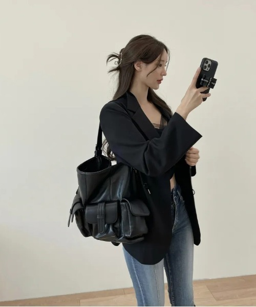 gossip！ロサンゼルス（ゴシップロサンゼルス）の「Y2K ベルトフラップポケットバッグ 2WAY/ A4サイズ収納可能 《通勤・通学に！》（ショルダーバッグ・レディース・ブラック・FREE）」の10枚目の写真