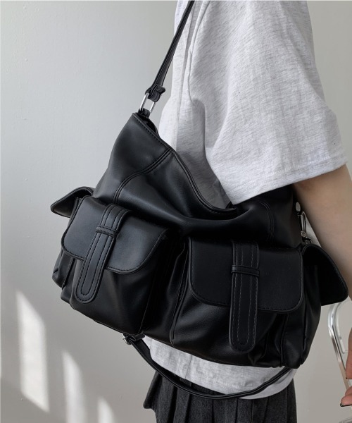 gossip！ロサンゼルス（ゴシップロサンゼルス）の「Y2K ベルトフラップポケットバッグ 2WAY/ A4サイズ収納可能 《通勤・通学に！》（ショルダーバッグ・レディース・ブラック・FREE）」の12枚目の写真