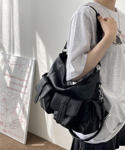 gossip！ロサンゼルス（ゴシップロサンゼルス）の「Y2K ベルトフラップポケットバッグ 2WAY/ A4サイズ収納可能 《通勤・通学に！》（ショルダーバッグ・レディース・ブラック・FREE）」の14枚目の写真
