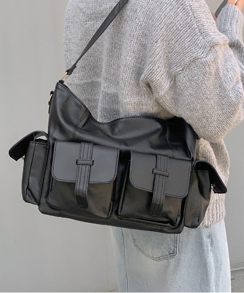 gossip！ロサンゼルス（ゴシップロサンゼルス）の「Y2K ベルトフラップポケットバッグ 2WAY/ A4サイズ収納可能 《通勤・通学に！》（ショルダーバッグ・レディース・ブラック・FREE）」の17枚目の写真