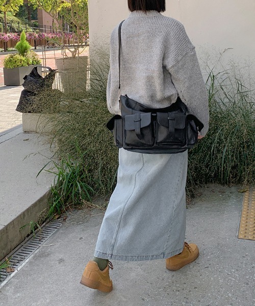 gossip！ロサンゼルス（ゴシップロサンゼルス）の「Y2K ベルトフラップポケットバッグ 2WAY/ A4サイズ収納可能 《通勤・通学に！》（ショルダーバッグ・レディース・ブラック・FREE）」の19枚目の写真