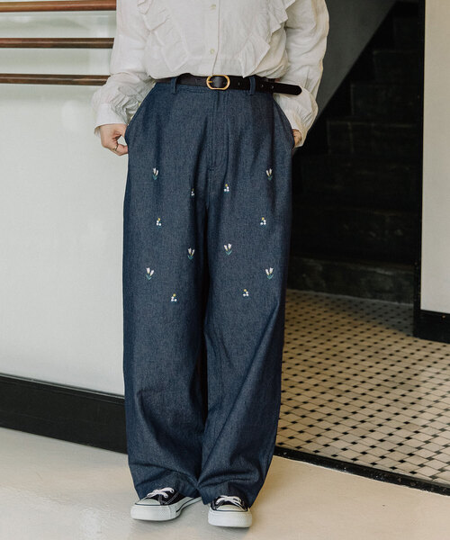 POU DOU DOU(プードゥドゥ)の「<made in INDIA>ボタニカル刺繍デニムストレートパンツ(その他パンツ・レディース・インディゴブルー/ブルー系・M)」の2枚目の写真