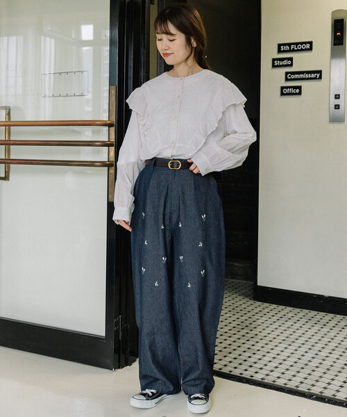 POU DOU DOU(プードゥドゥ)の「<made in INDIA>ボタニカル刺繍デニムストレートパンツ(その他パンツ・レディース・インディゴブルー/ブルー系・M)」の13枚目の写真