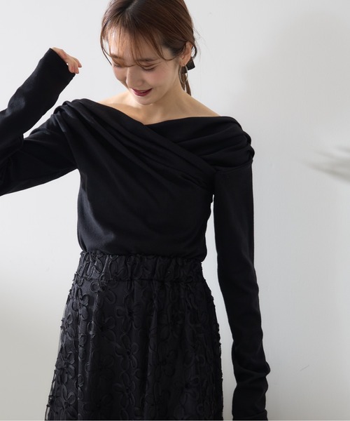 &. NOSTALGIA(アンドドットノスタルジア)の「【ZOZO限定】スムース天竺オフショルカットソー(Tシャツ/カットソー・レディース・ブラック/オフホワイト・M)」の3枚目の写真