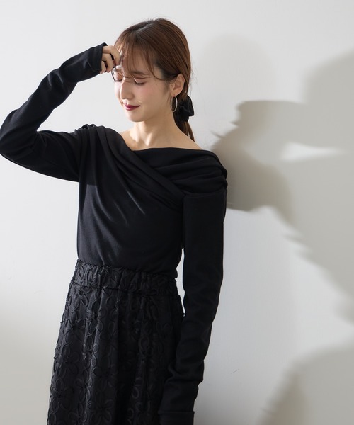 &. NOSTALGIA(アンドドットノスタルジア)の「【ZOZO限定】スムース天竺オフショルカットソー(Tシャツ/カットソー・レディース・ブラック/オフホワイト・M)」の4枚目の写真