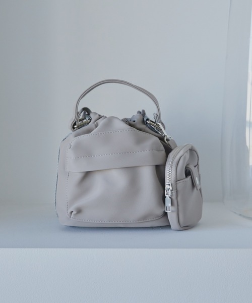 Aunt Marie's（アントマリーズ）の「フェイクレザー2WAY巾着バッグ/ミニポーチ付き（ハンドバッグ・レディース・アイボリー/ブラック/グレー・FREE）」の3枚目の写真