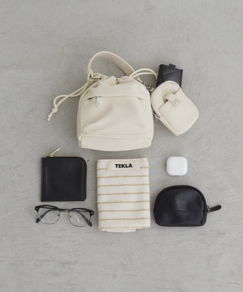 Aunt Marie's（アントマリーズ）の「フェイクレザー2WAY巾着バッグ/ミニポーチ付き（ハンドバッグ・レディース・アイボリー/ブラック/グレー・FREE）」の2枚目の写真