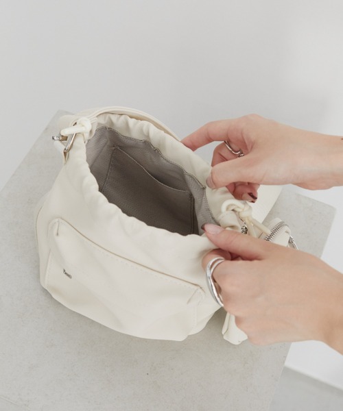 Aunt Marie's（アントマリーズ）の「フェイクレザー2WAY巾着バッグ/ミニポーチ付き（ハンドバッグ・レディース・アイボリー/ブラック/グレー・FREE）」の11枚目の写真