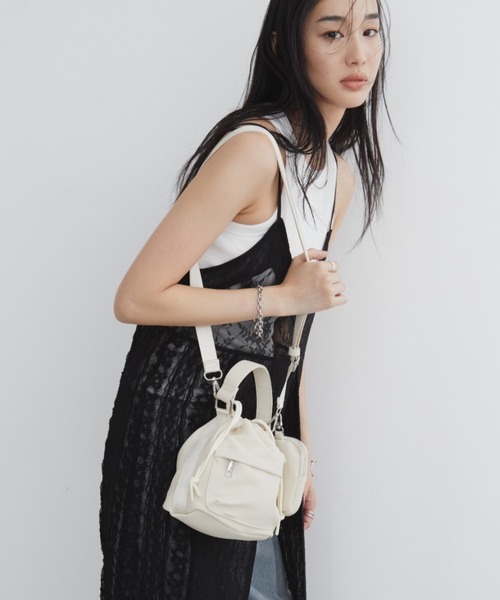 Aunt Marie's（アントマリーズ）の「フェイクレザー2WAY巾着バッグ/ミニポーチ付き（ハンドバッグ・レディース・アイボリー/ブラック/グレー・FREE）」の5枚目の写真