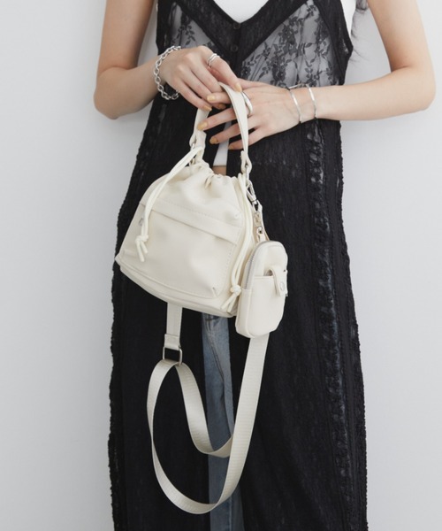 Aunt Marie's（アントマリーズ）の「フェイクレザー2WAY巾着バッグ/ミニポーチ付き（ハンドバッグ・レディース・アイボリー/ブラック/グレー・FREE）」の7枚目の写真