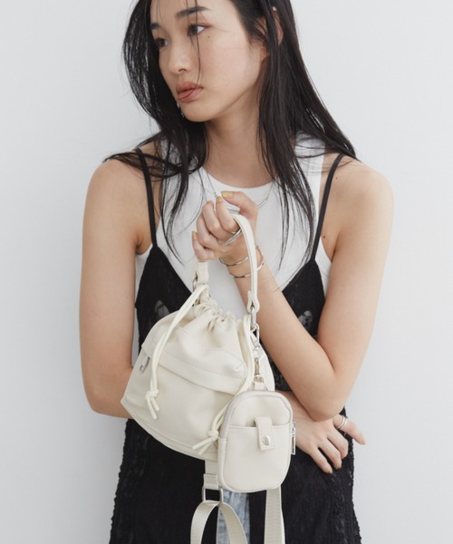 Aunt Marie's（アントマリーズ）の「フェイクレザー2WAY巾着バッグ/ミニポーチ付き（ハンドバッグ・レディース・アイボリー/ブラック/グレー・FREE）」の8枚目の写真