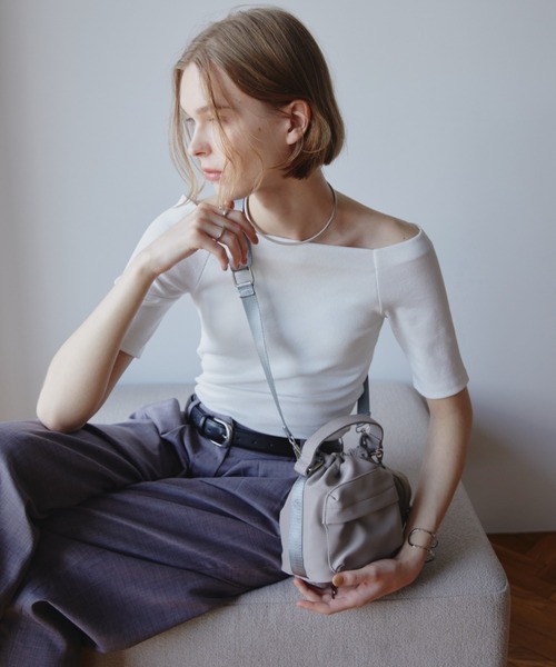 Aunt Marie's（アントマリーズ）の「フェイクレザー2WAY巾着バッグ/ミニポーチ付き（ハンドバッグ・レディース・アイボリー/ブラック/グレー・FREE）」の15枚目の写真