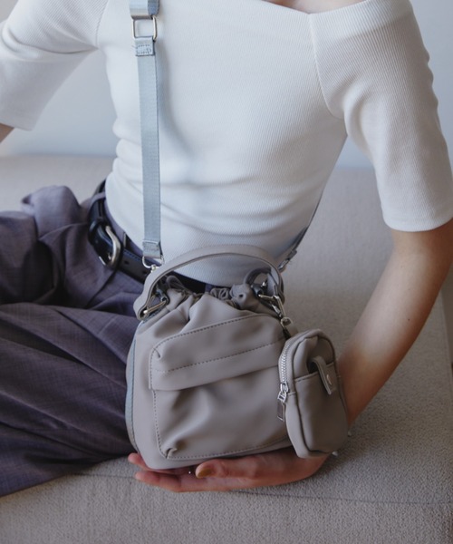 Aunt Marie's（アントマリーズ）の「フェイクレザー2WAY巾着バッグ/ミニポーチ付き（ハンドバッグ・レディース・アイボリー/ブラック/グレー・FREE）」の18枚目の写真