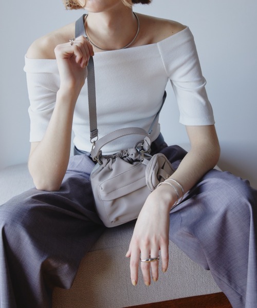 Aunt Marie's（アントマリーズ）の「フェイクレザー2WAY巾着バッグ/ミニポーチ付き（ハンドバッグ・レディース・アイボリー/ブラック/グレー・FREE）」の17枚目の写真