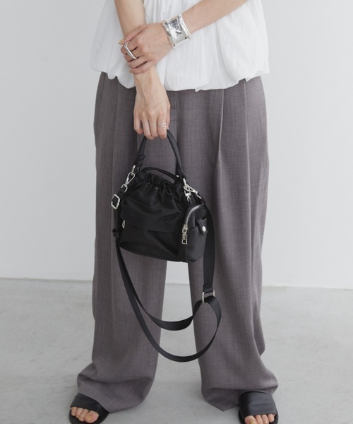 Aunt Marie's（アントマリーズ）の「フェイクレザー2WAY巾着バッグ/ミニポーチ付き（ハンドバッグ・レディース・アイボリー/ブラック/グレー・FREE）」の13枚目の写真