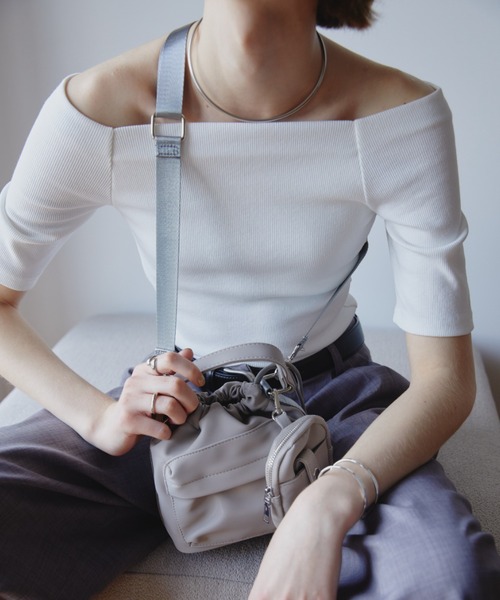 Aunt Marie's（アントマリーズ）の「フェイクレザー2WAY巾着バッグ/ミニポーチ付き（ハンドバッグ・レディース・アイボリー/ブラック/グレー・FREE）」の21枚目の写真