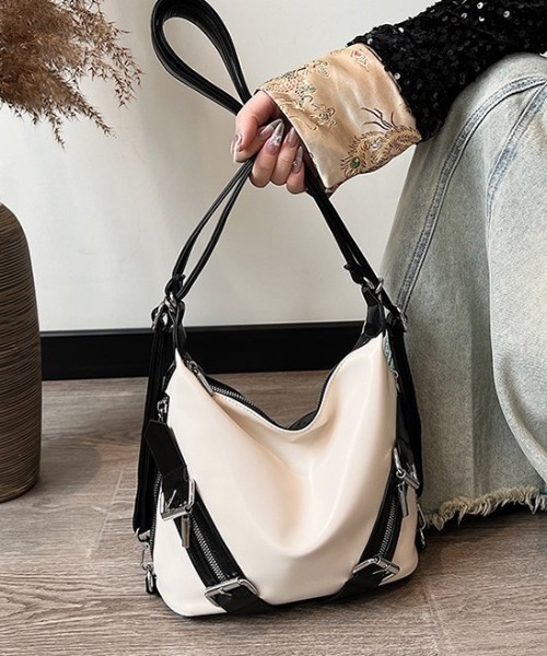 lilful(リルフル)の「ベルトジップデザイン 2WAYショルダーバッグ リュック(ショルダーバッグ・レディース・ブラック/ホワイト・F)」の5枚目の写真
