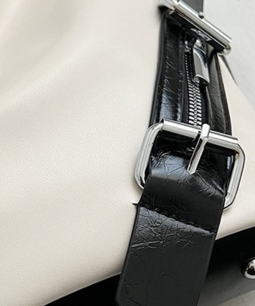 lilful(リルフル)の「ベルトジップデザイン 2WAYショルダーバッグ リュック(ショルダーバッグ・レディース・ブラック/ホワイト・F)」の9枚目の写真