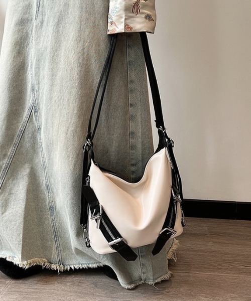lilful(リルフル)の「ベルトジップデザイン 2WAYショルダーバッグ リュック(ショルダーバッグ・レディース・ブラック/ホワイト・F)」の4枚目の写真