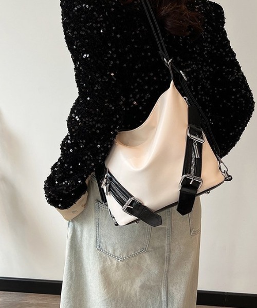 lilful(リルフル)の「ベルトジップデザイン 2WAYショルダーバッグ リュック(ショルダーバッグ・レディース・ブラック/ホワイト・F)」の3枚目の写真