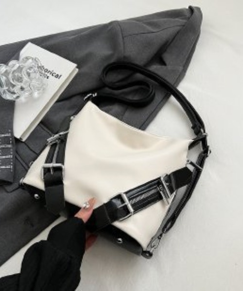 lilful(リルフル)の「ベルトジップデザイン 2WAYショルダーバッグ リュック(ショルダーバッグ・レディース・ブラック/ホワイト・F)」の10枚目の写真