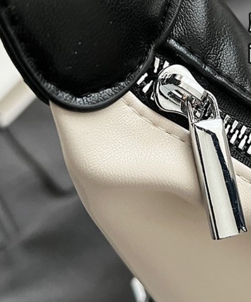 lilful(リルフル)の「ベルトジップデザイン 2WAYショルダーバッグ リュック(ショルダーバッグ・レディース・ブラック/ホワイト・F)」の11枚目の写真