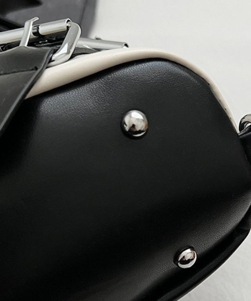 lilful(リルフル)の「ベルトジップデザイン 2WAYショルダーバッグ リュック(ショルダーバッグ・レディース・ブラック/ホワイト・F)」の14枚目の写真