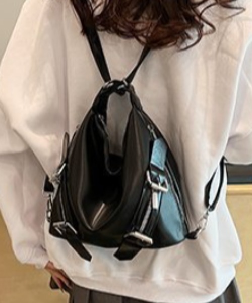 lilful(リルフル)の「ベルトジップデザイン 2WAYショルダーバッグ リュック(ショルダーバッグ・レディース・ブラック/ホワイト・F)」の6枚目の写真