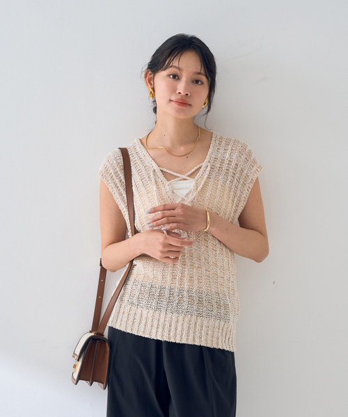 Rouge vif（ルージュヴィフ）の「麻混ニットレースアップベスト（ベスト・レディース・アイボリー/ブラック・フリー）」の10枚目の写真