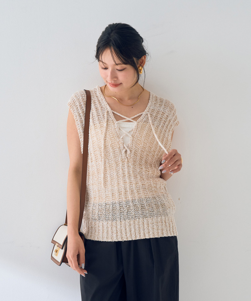Rouge vif（ルージュヴィフ）の「麻混ニットレースアップベスト（ベスト・レディース・アイボリー/ブラック・フリー）」の7枚目の写真