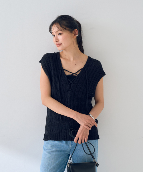 Rouge vif（ルージュヴィフ）の「麻混ニットレースアップベスト（ベスト・レディース・アイボリー/ブラック・フリー）」の3枚目の写真