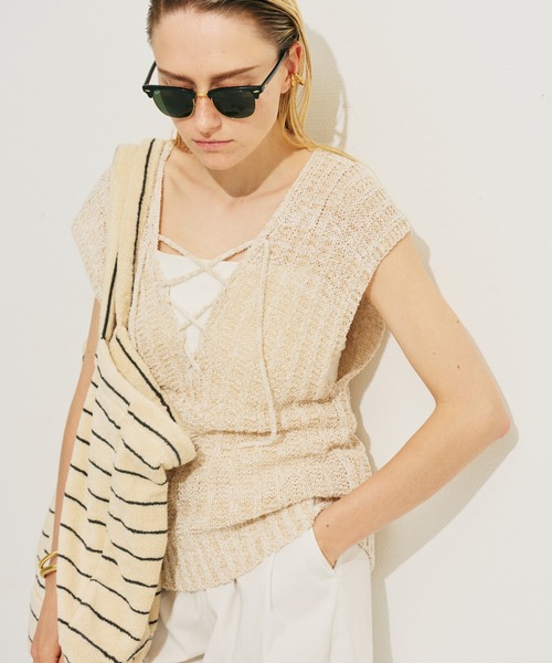 Rouge vif（ルージュヴィフ）の「麻混ニットレースアップベスト（ベスト・レディース・アイボリー/ブラック・フリー）」の2枚目の写真