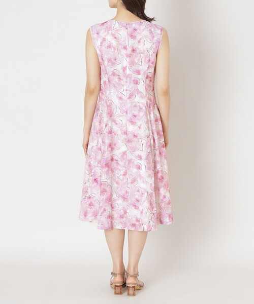 TO BE CHIC（トゥー ビー シック）の「ローズプリントジャカード ワンピース（ワンピース・レディース・ピンク系その他2/ブルー系その他4・42/40）」の8枚目の写真